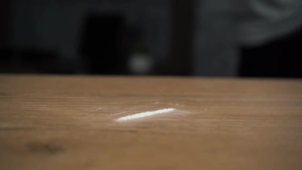 Abus de drogues. un homme renifle la poudre de cocaïne avec un billet enroulé. — Video