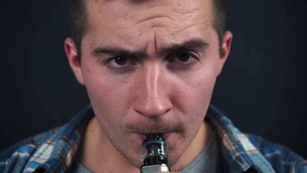Masculino vaper fumar vape e olhando para a câmera close-up — Vídeo de Stock