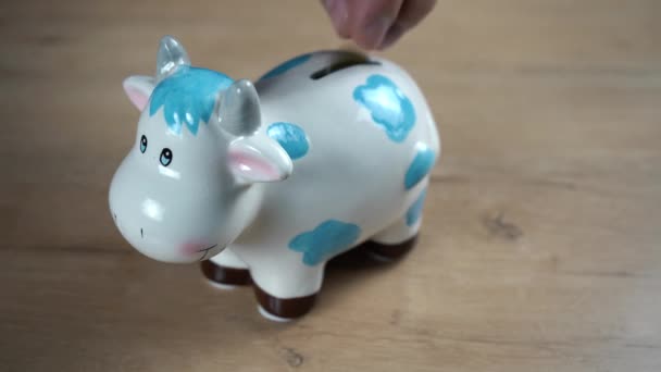 Sparschwein in Form einer Kuh als Symbol für das neue Jahr 2021 — Stockvideo