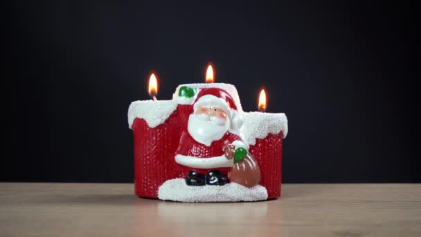 Рождественские свечи в виде Санта-Клауса с подарками — стоковое видео