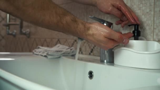 Seorang pria mencuci tangannya dengan sabun dan handuk — Stok Video