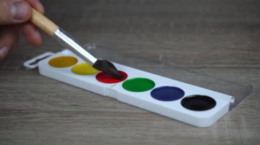 Boyaların üzerinden fırça geçiyor.