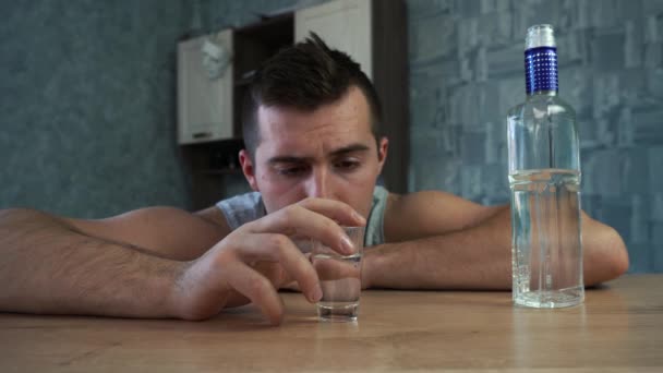 Homem alcoólico bebendo vodka de um copo — Vídeo de Stock