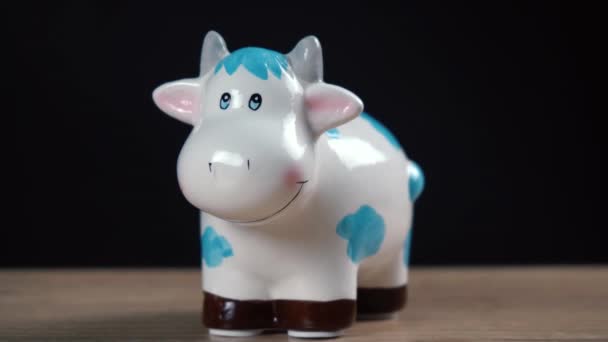 牛の形で作られた貯金箱です。2021年の牛のシンボル — ストック動画