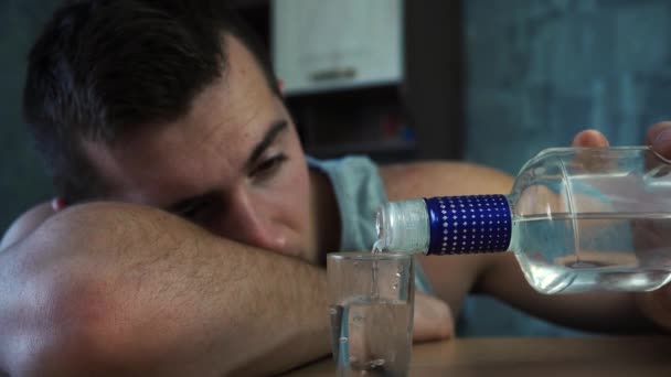 男は酒をグラスや飲み物に注ぐ。アルコール依存症の概念 — ストック動画