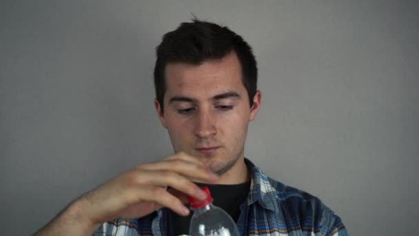 Man drinkwater uit een plastic fles — Stockvideo