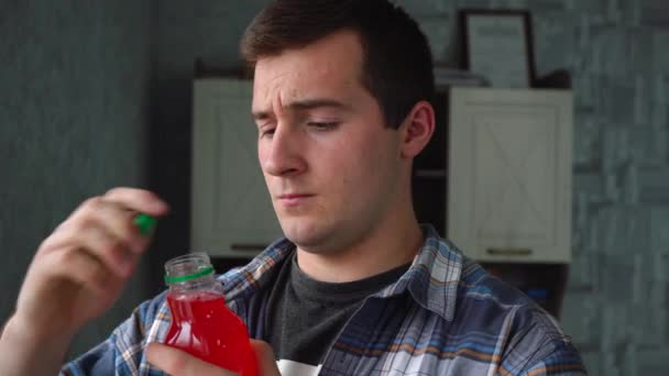 Homem bebendo suco de cereja em uma garrafa de plástico — Vídeo de Stock