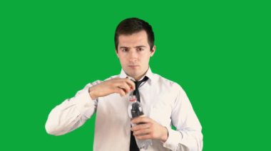 Yeşil ekranda plastik şeffaf şişeden su içen adam.