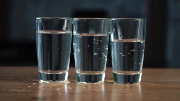 Vodka hälls i tre glas — Stockvideo