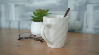 Masada bir kupa çay.