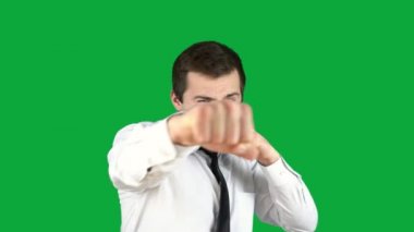 Yeşil ekrandaki neşeli adam. Krom tuşlu adam