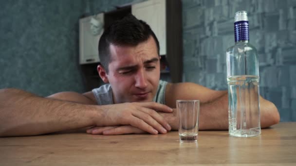 Un hombre vierte alcohol en vasos y bebidas. concepto de alcoholismo. — Vídeos de Stock
