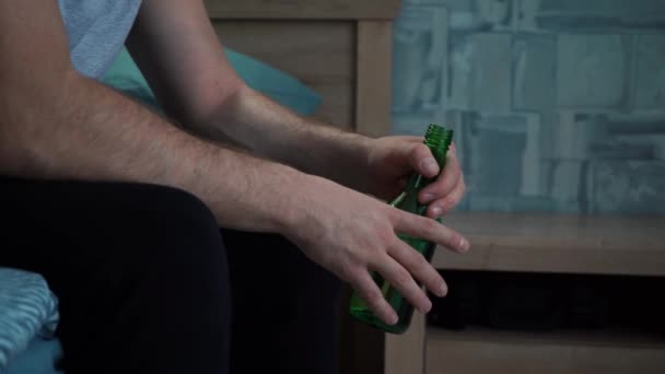 Mani di uomo che tengono una bottiglia di birra — Video Stock