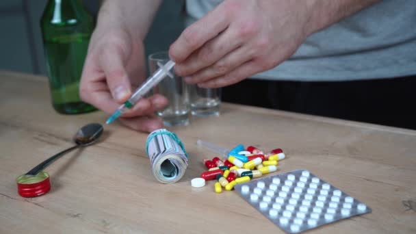 Viciado masculino coleta heroína em uma seringa de uma colher — Vídeo de Stock