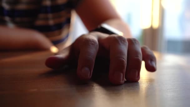 Nervous man taps his fingers on the table — Stock Video