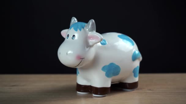 Sparschwein in Form einer Kuh als Symbol für das neue Jahr 2021 — Stockvideo
