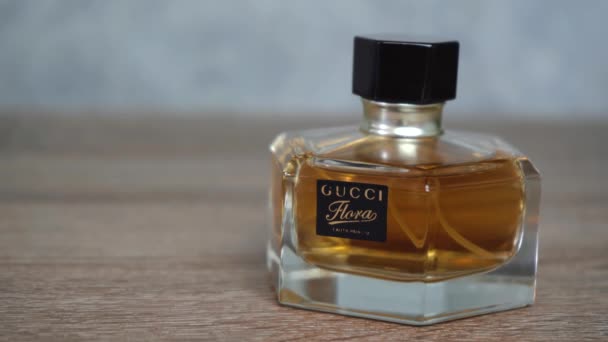 Gucci Parfüm auf einem Holztisch. Russland Moskau 08.Dezember 2020 — Stockvideo