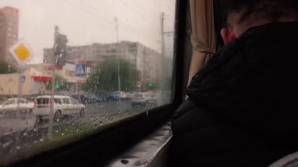 Un hombre sentado en un tranvía cerca de la ventana — Vídeos de Stock