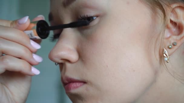 Gadis melukis bulu mata di pagi hari. latihan pagi para wanita. — Stok Video