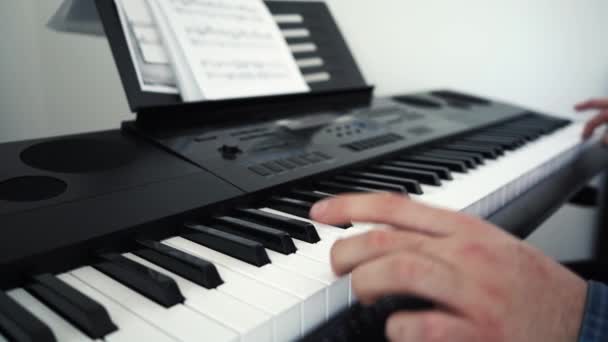 Pianista masculino tocando sintetizador eletrônico — Vídeo de Stock