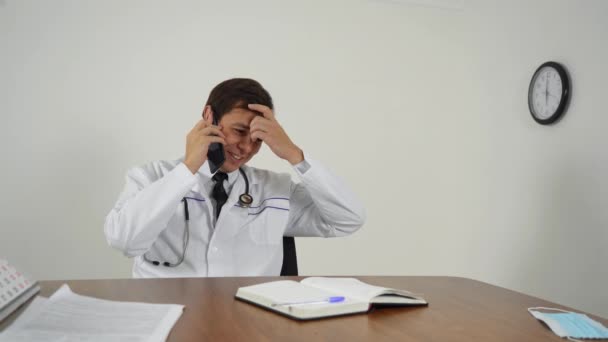 Allegro medico maschio che parla al telefono — Video Stock