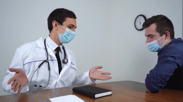 De patiënt koopt de dokter om. het begrip corruptie in de geneeskunde — Stockvideo