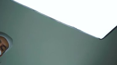 Cerrah ameliyathanede iğne yapmak üzere.