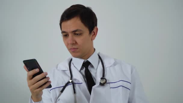 의사는 사무실에 앉아 있을 때 전화기를 사용 한다 — 비디오