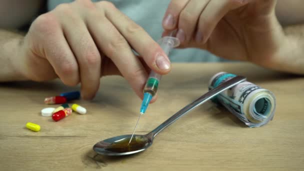A függő fecskendővel gyűjti be a heroint — Stock videók