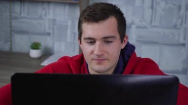 erkek programcı dizüstü bilgisayar kullanarak çalışıyor.