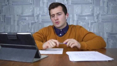 Adam masada otururken video bağlantısı üzerine yemin ediyor.