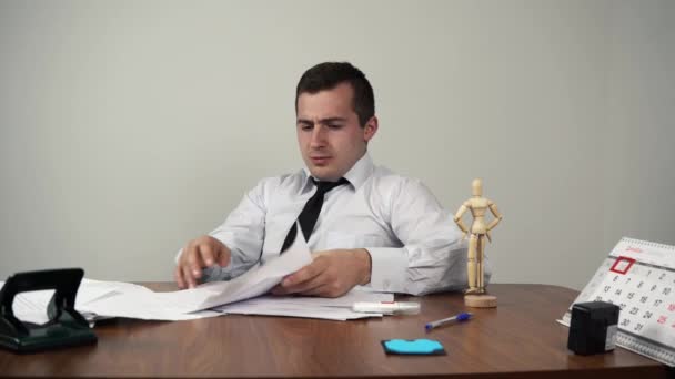 Tired man businessman angry sitting at the table — Stock Video