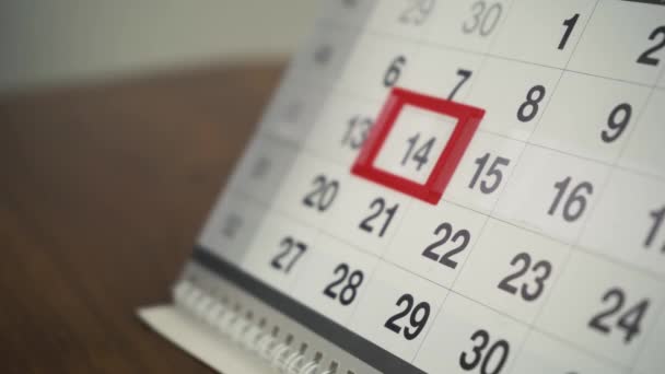 Um homem lançando uma data de calendário — Vídeo de Stock