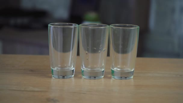Wodka gegoten in drie glazen — Stockvideo