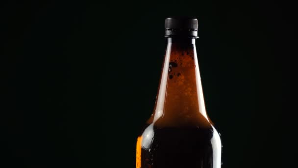 Plastikowa butelka z piwem na czarnym tle — Wideo stockowe