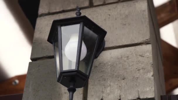 Nachtlampje hangend aan het hek — Stockvideo