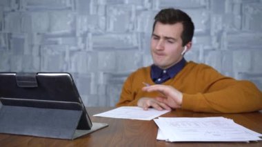 Adam tabletle video aracılığıyla iletişim kuruyor.