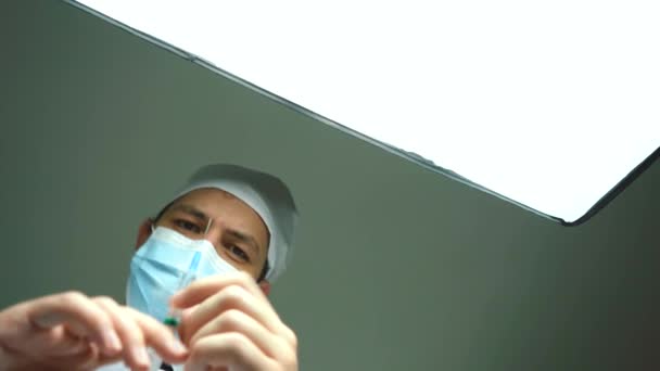 El cirujano está a punto de inyectarse en el quirófano — Vídeo de stock