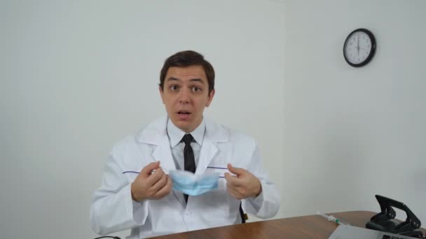 Le médecin met le masque en position assise et procède à l'examen — Video