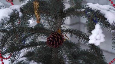 Noel ağacında asılı duran çam kozalağı.
