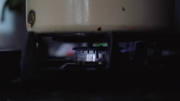Homem liga o fogão na cozinha — Vídeo de Stock