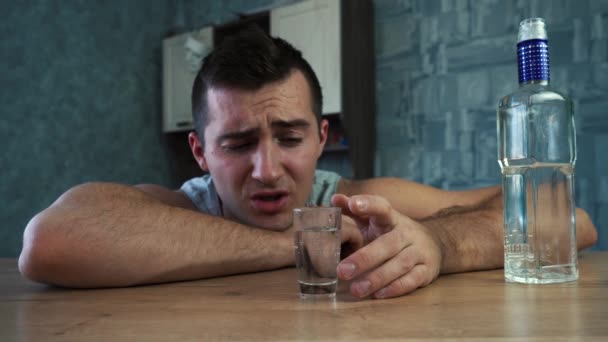 Dronken man praten met camera en het drinken van wodka — Stockvideo