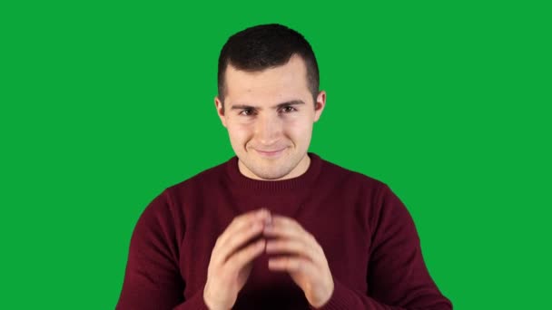 Чоловік робить кумедне обличчя на зеленому екрані — стокове відео