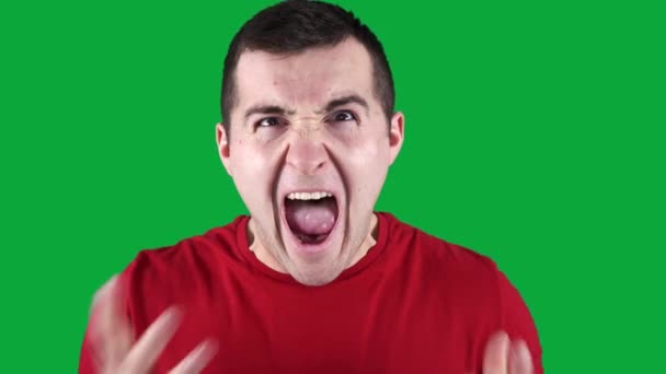 Чоловік у червоній футболці кричить на зеленому екрані — стокове відео
