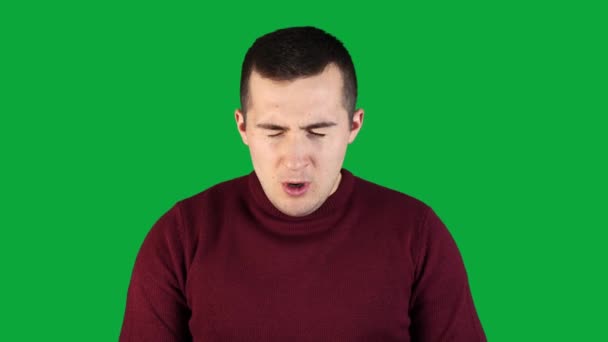 Wachsamer Mann gähnt auf grünem Bildschirm — Stockvideo