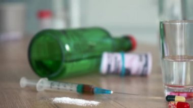 Alkol ve uyuşturucuyla içtikten sonra kirli masa.