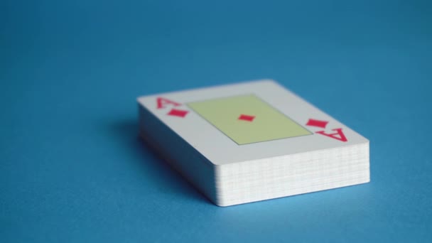 Baraja de cartas se encuentra sobre un fondo azul — Vídeos de Stock