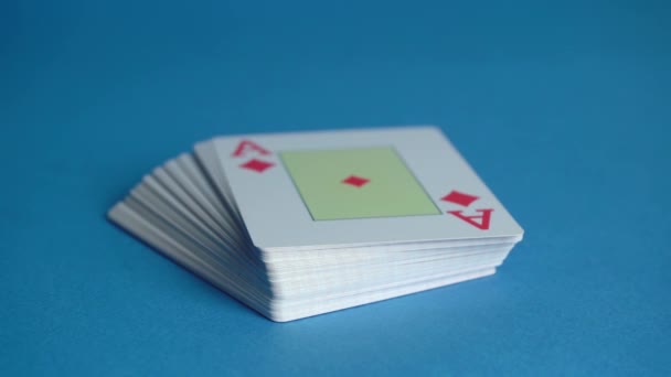 Kartenspiel liegt auf blauem Hintergrund — Stockvideo