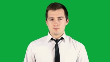 Adam yeşil ekranda baş parmağını gösteriyor.