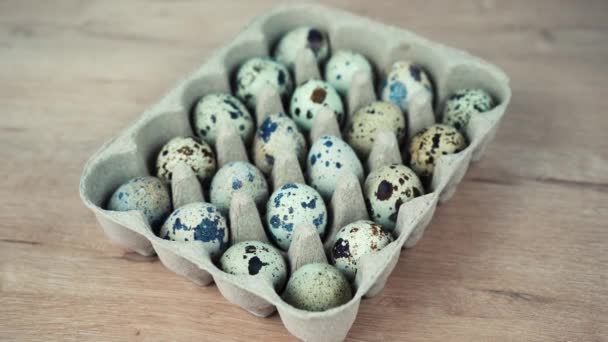 Embalagem de ovos de codorna na mesa — Vídeo de Stock